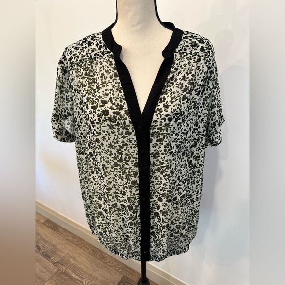 Torrid floral  blouse top black white/cream and yellow SZ 1 buttons EUC - Picture 1 of 7